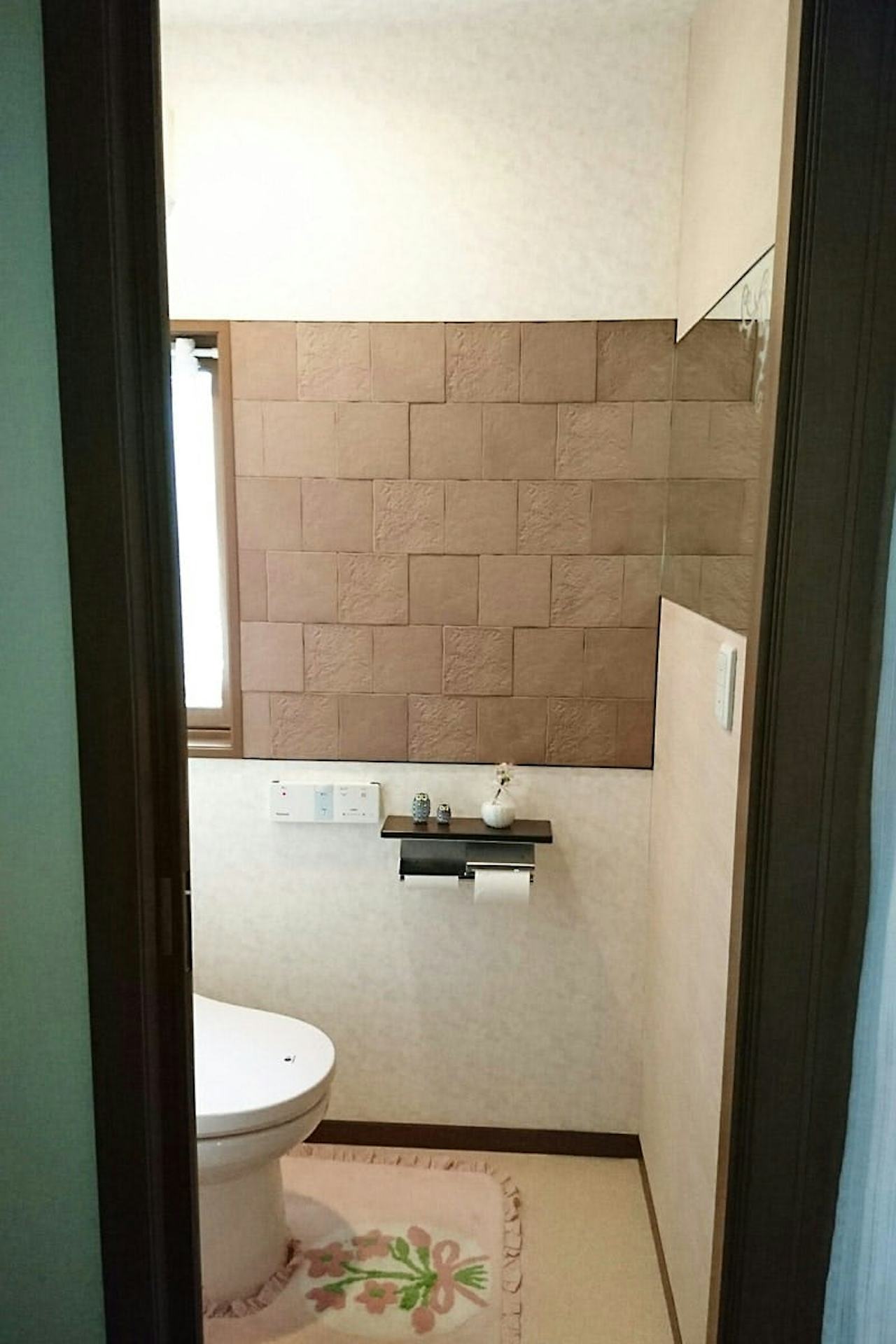 トイレの壁面に設置したエッチング加工の「普通ミラー」(3)