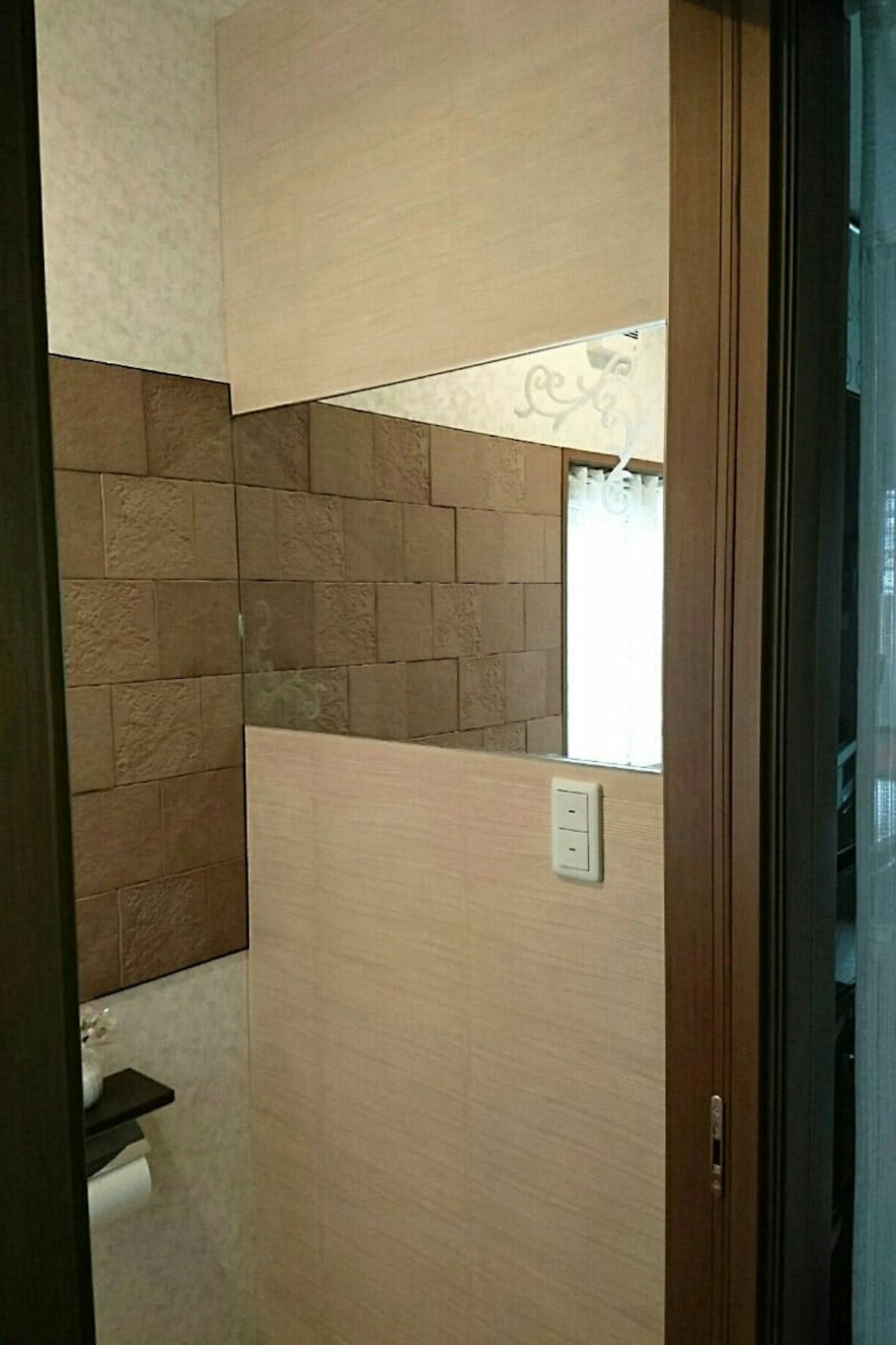 トイレの壁面に設置したエッチング加工の「普通ミラー」(2)