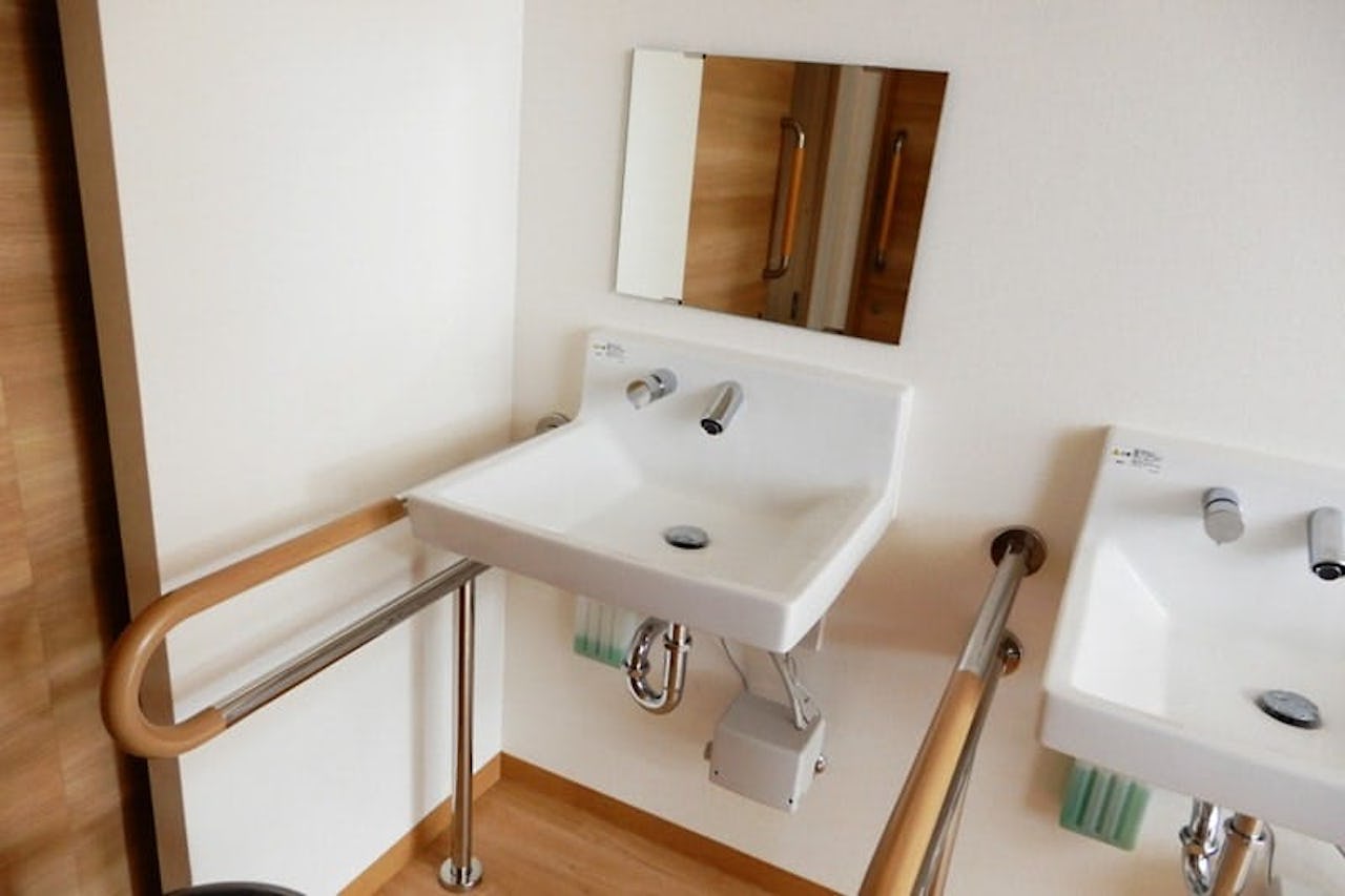 デイサービスの洗面台に小さい横長鏡を設置／S様(1)