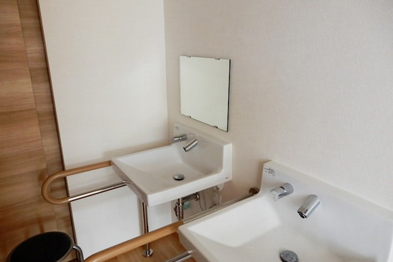 デイサービスの洗面台に小さい横長鏡を設置／S様(2)