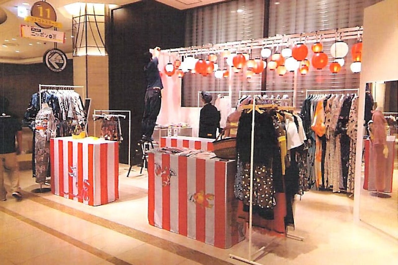 ゆかた展示スペースに設置した「パネルミラー」(4)