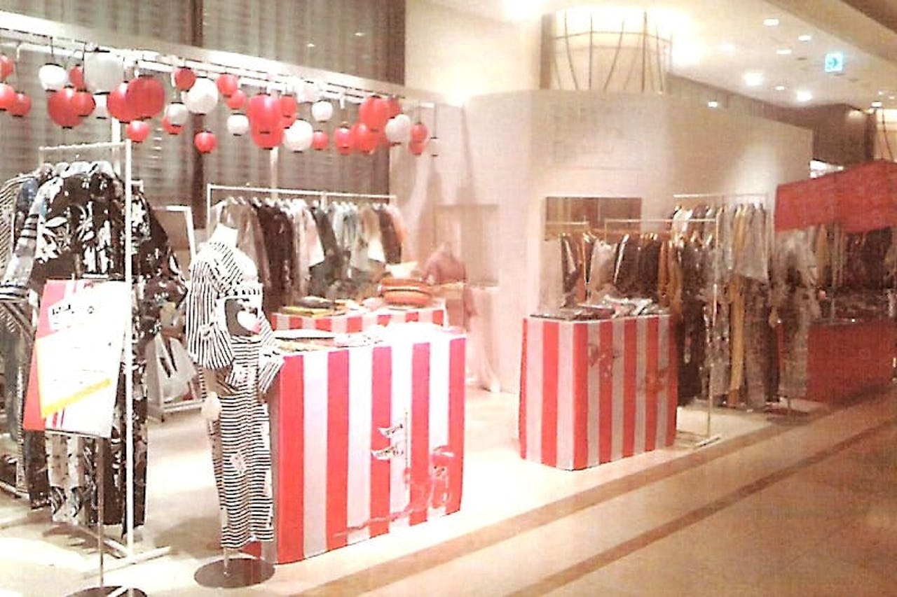 ゆかた展示スペースに設置した「パネルミラー」(2)