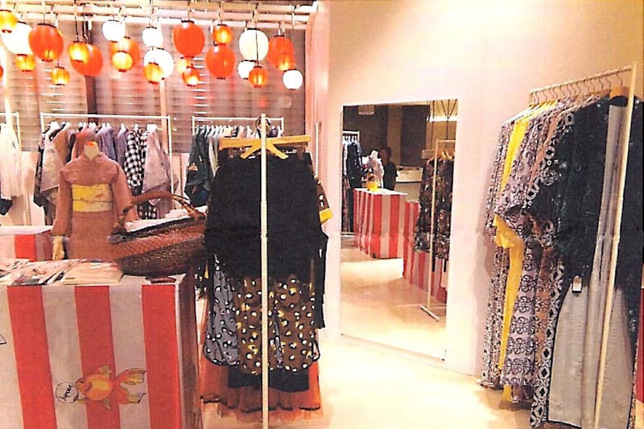 ゆかた展示スペースに設置した「パネルミラー」(1)