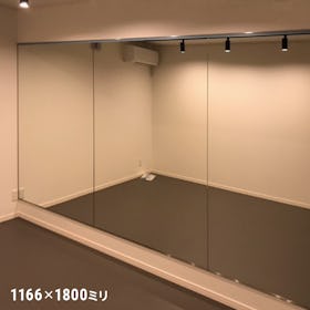 「ダンス用ミラー」壁貼りタイプ - 使用事例：ダンスホールの鏡に