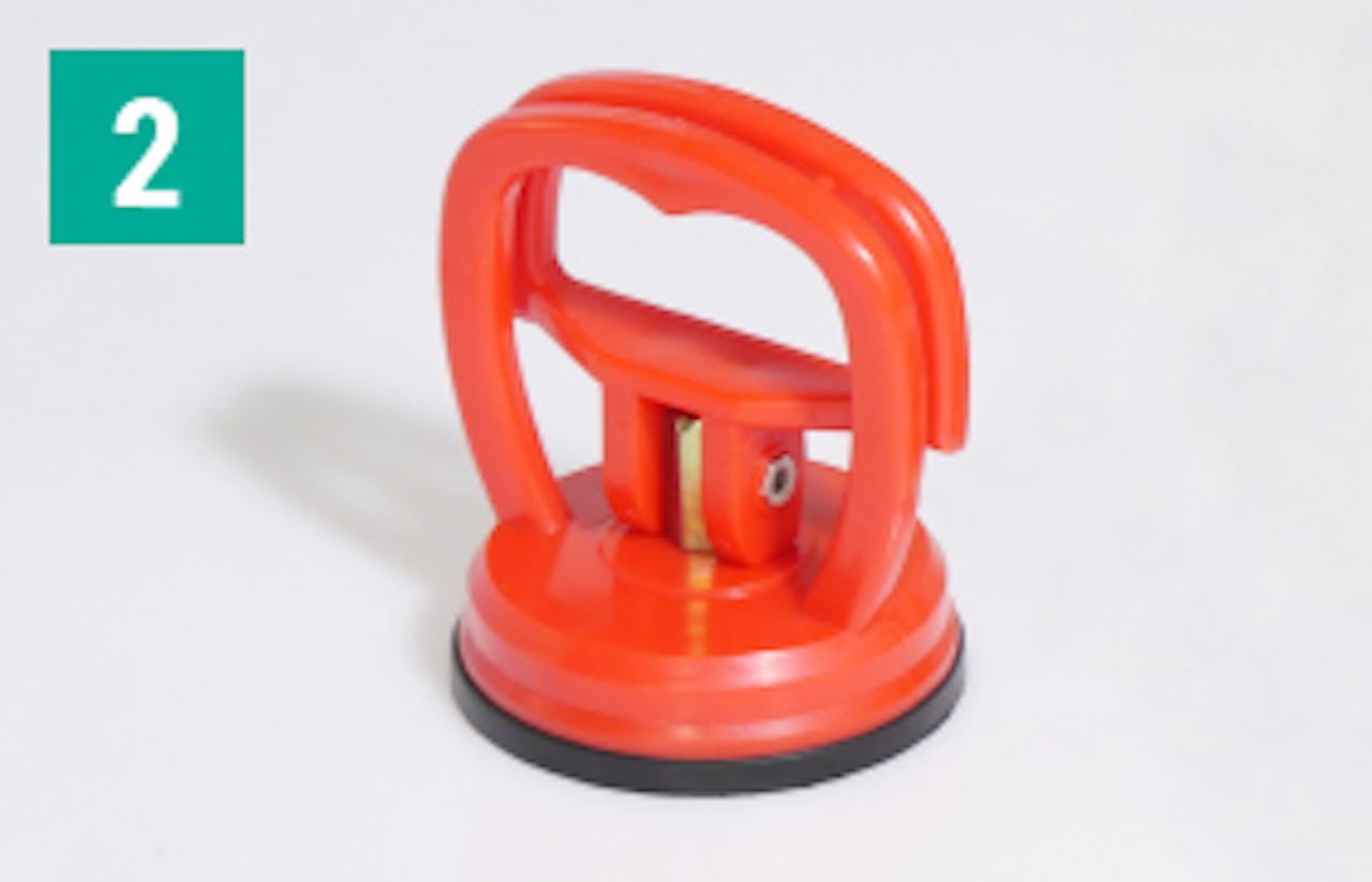 使用方法② - ガラス吸盤 ミニの吸盤をしっかり押さえ詰めたままグリップを上に引き上げる