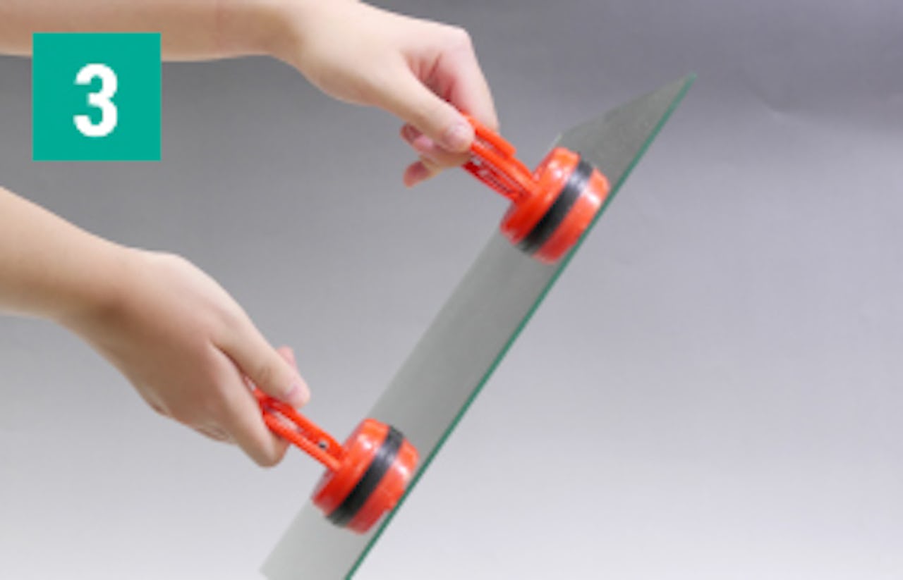 使用方法③ - ガラス吸盤 ミニを吸着させた状態で少し浮かし、完全に吸着されているか確認して完了