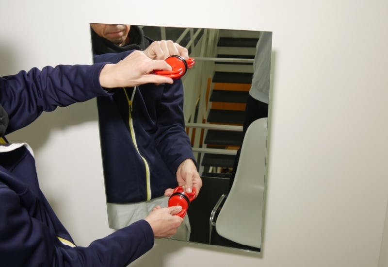鏡の貼り付け位置の調整に「ガラス吸盤 ミニ」を使用した事例