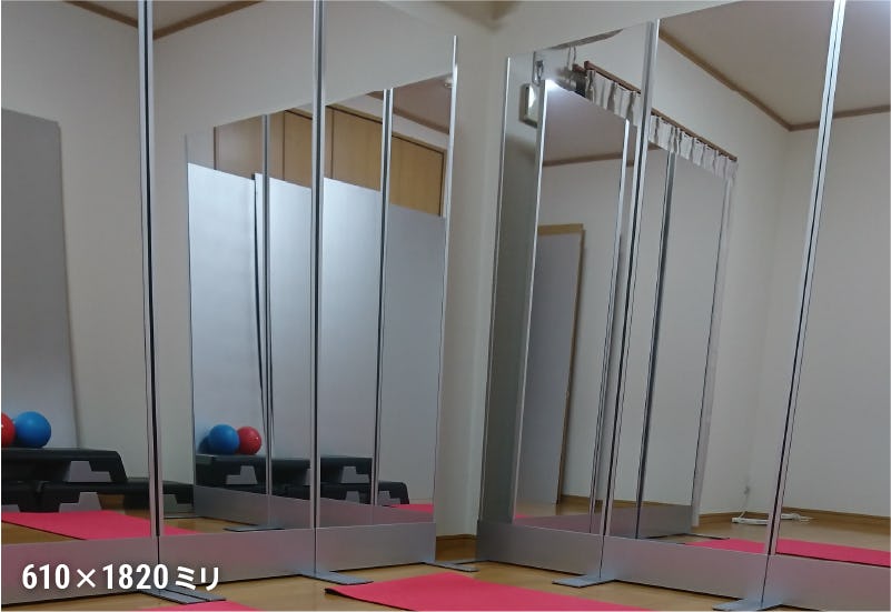 スタジオの全身鏡に軽量の割れないスタンド付き大型鏡「スタンド付きフィルムミラー」を使用した事例