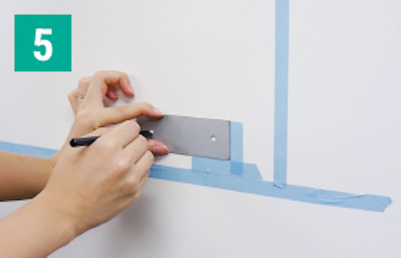 「OKミラー」の壁掛け方法⑤/マグネット受け金具の取り付け位置に印をつける