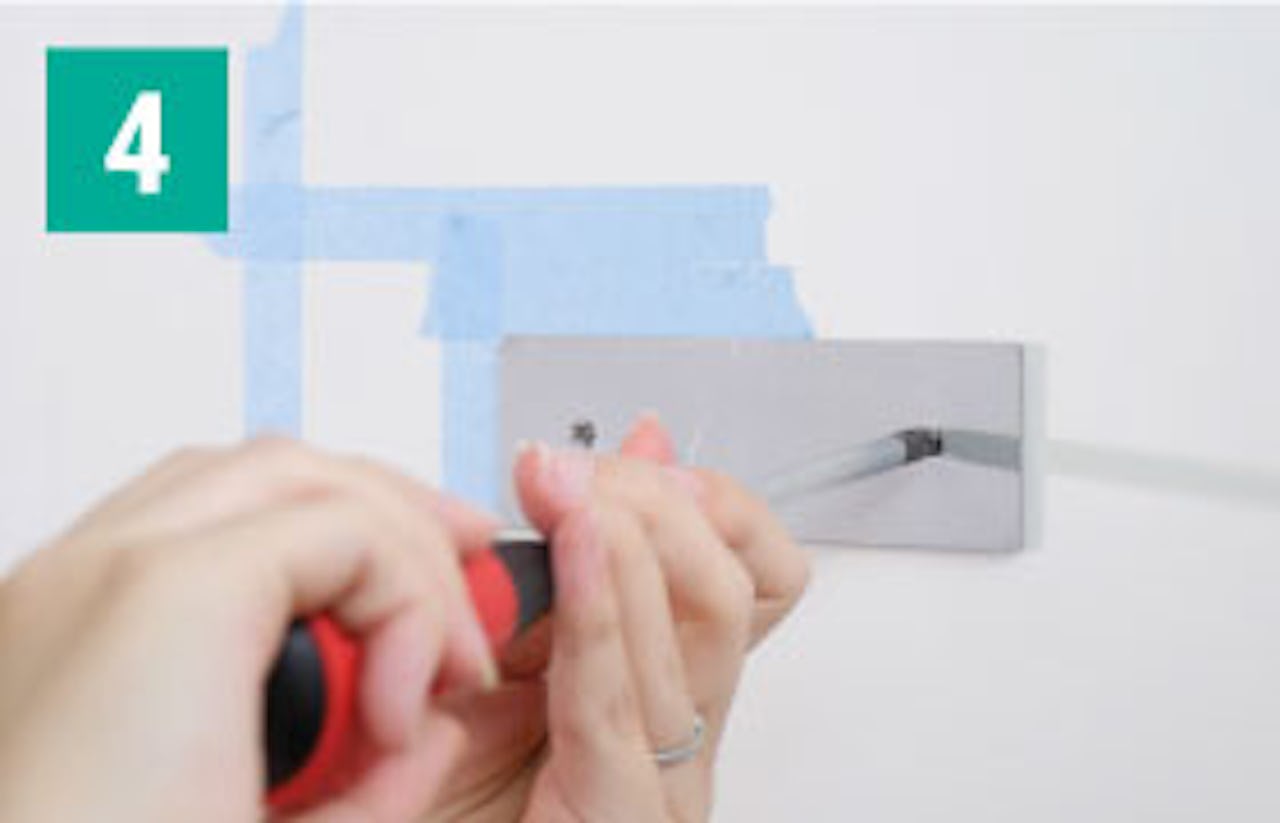 「OKミラー」を床置きする方法④ビスで金具を固定する