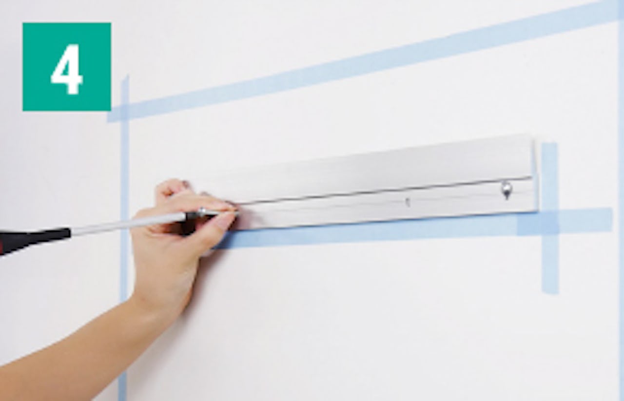 「OKミラー」の壁掛け方法④/傾きや歪みがないか確認し、残りのビスも取り付ける