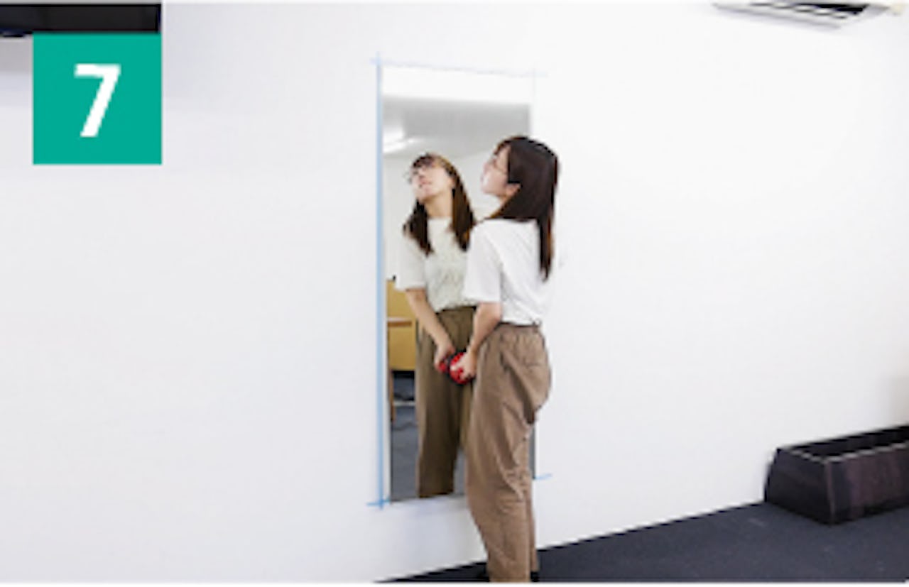 「OKミラー」の壁掛け方法⑦/鏡を取り付けて完成