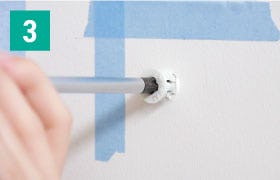 「OKミラー」を床置きする方法③/穴あけ位置にアンカーを取り付ける