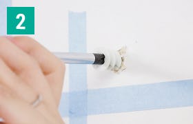 「OKミラー」の壁掛け方法②/穴あけ位置にアンカーを取り付ける