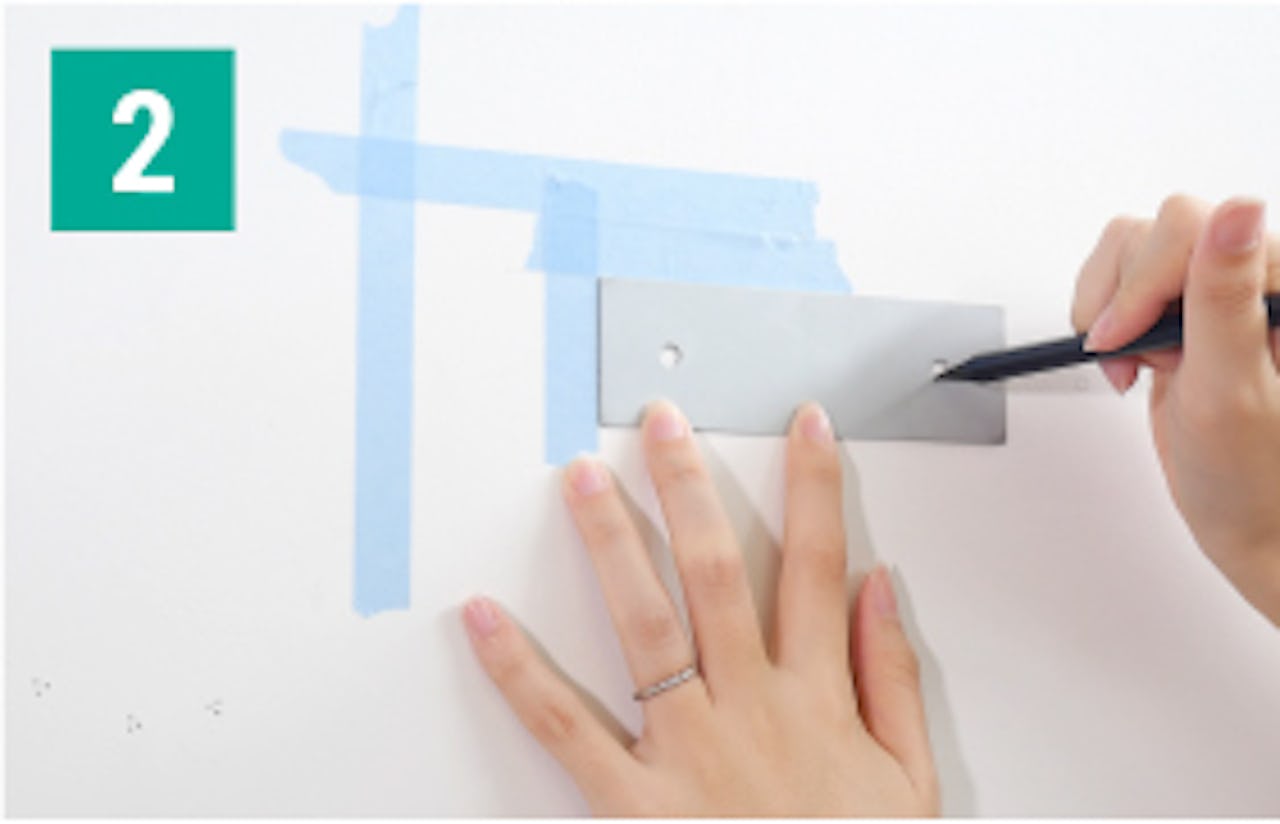 「OKミラー」を床置きする方法②/マグネット受け金具の取り付け位置に印をつける