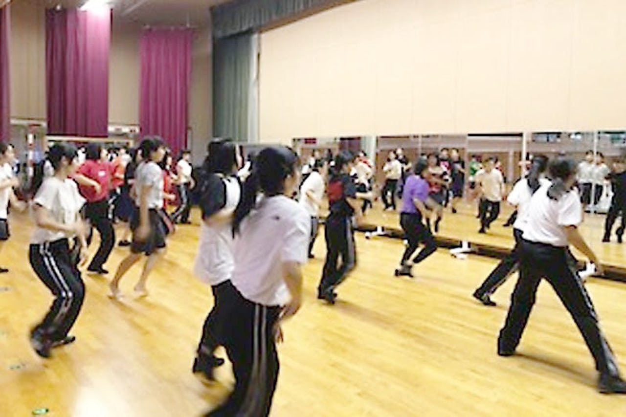 高校の体育館でキャスター付きの鏡を使用した事例