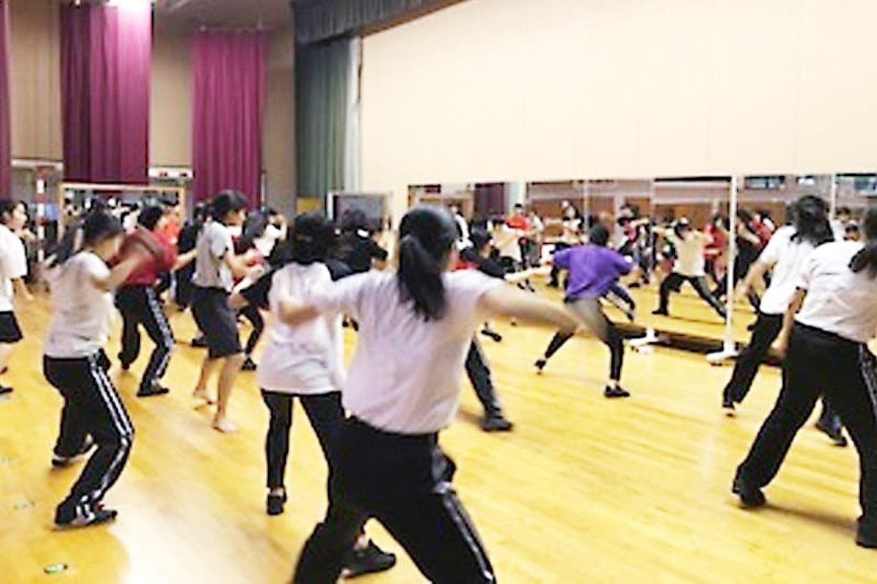 高校の体育館で可動式鏡を使用した事例