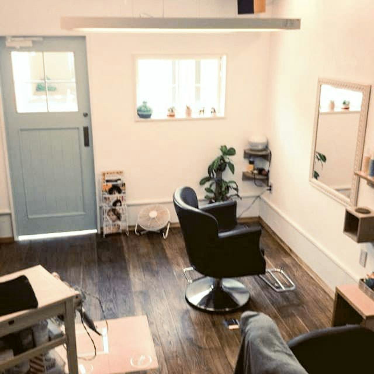 美容室の鏡に使用した「バロック調ミラーシリーズ（32-9077）」 -3