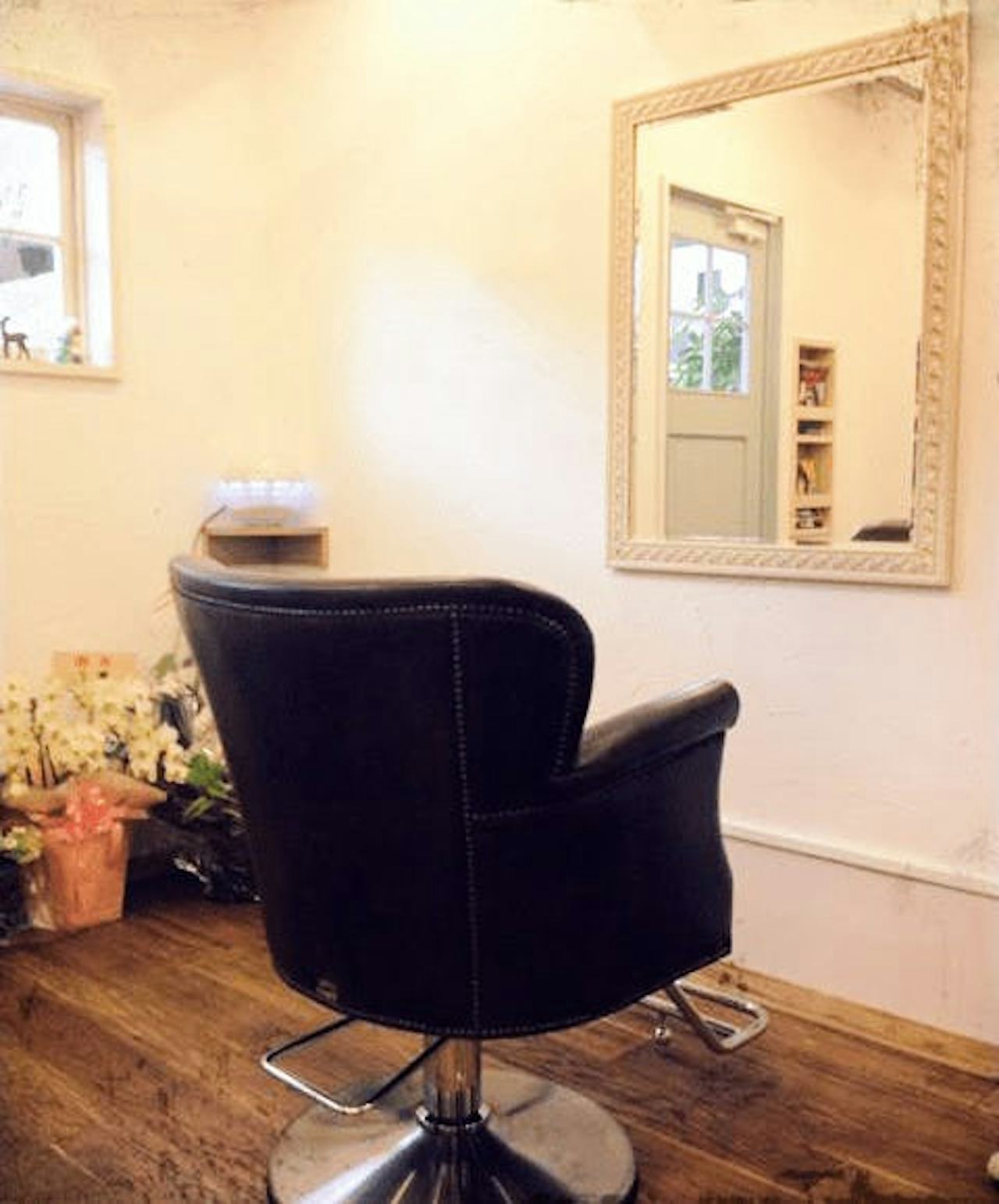 美容室の鏡に使用した「バロック調ミラーシリーズ（32-9077）」 -2