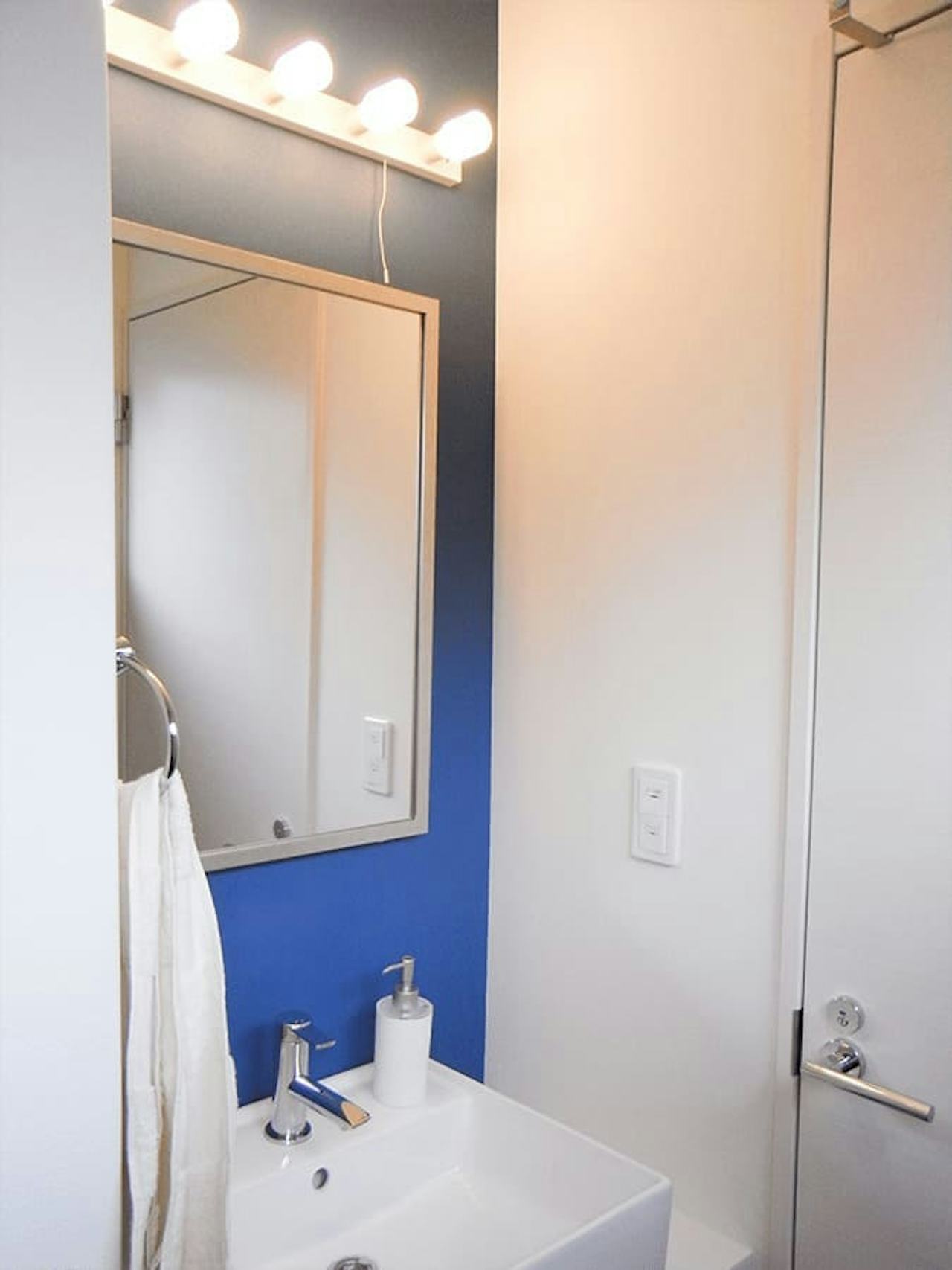 洗面所に設置したアンティークミラー-2