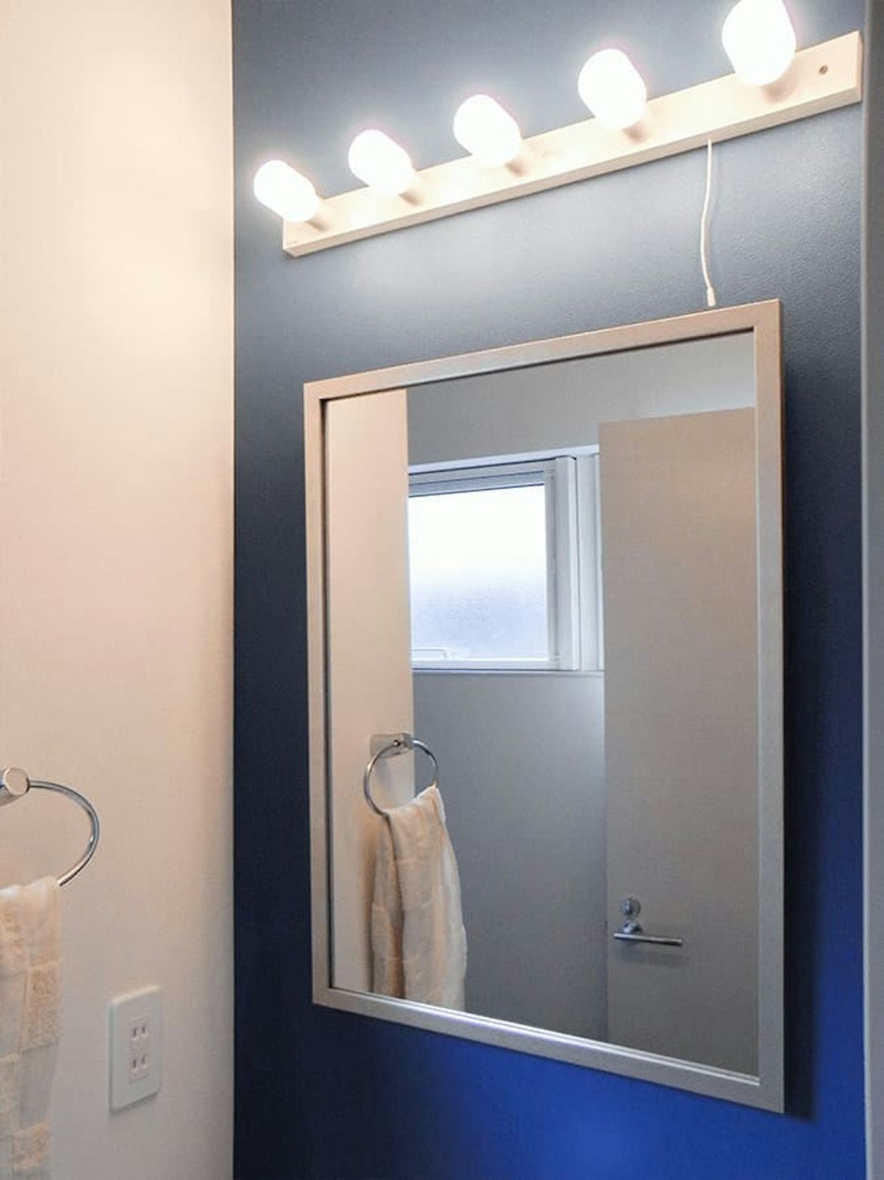 洗面所に設置したアンティークミラー