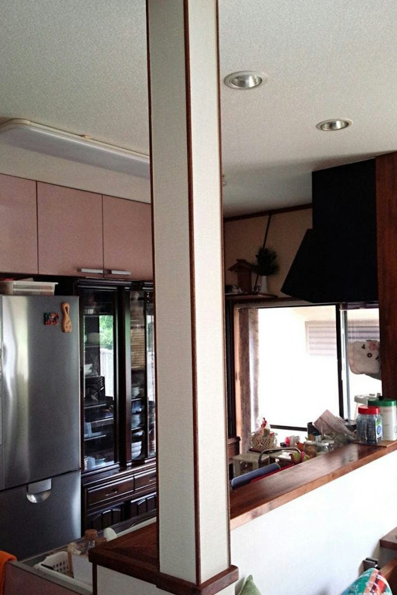 柱に設置された「アクリルミラー 3ミリ」(1)