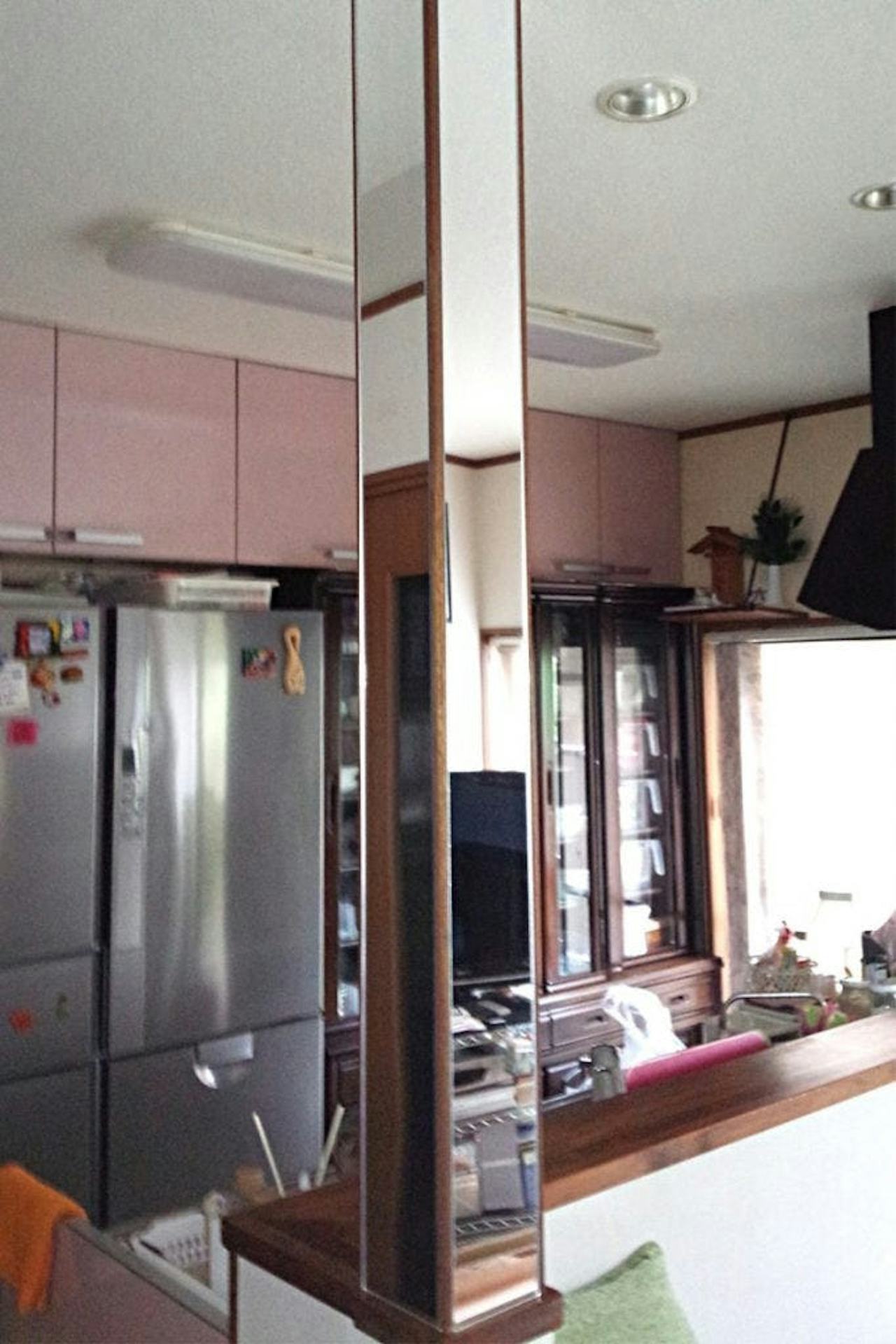 柱に設置された「アクリルミラー 3ミリ」(2)