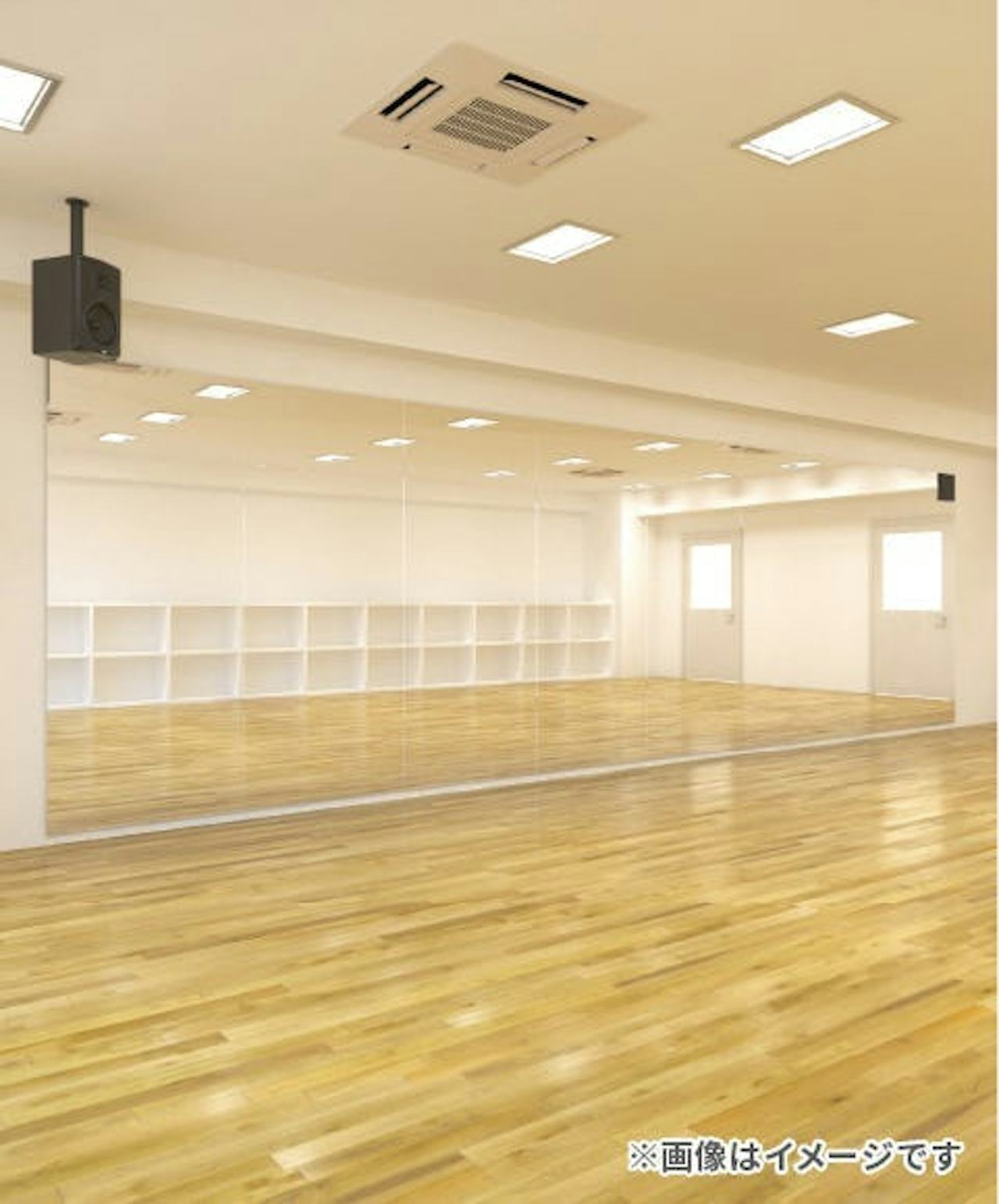 ウォーキングレッスン用大型鏡を「鏡の施工・交換の全国出張サービス」を利用して壁一面に取り付けた事例