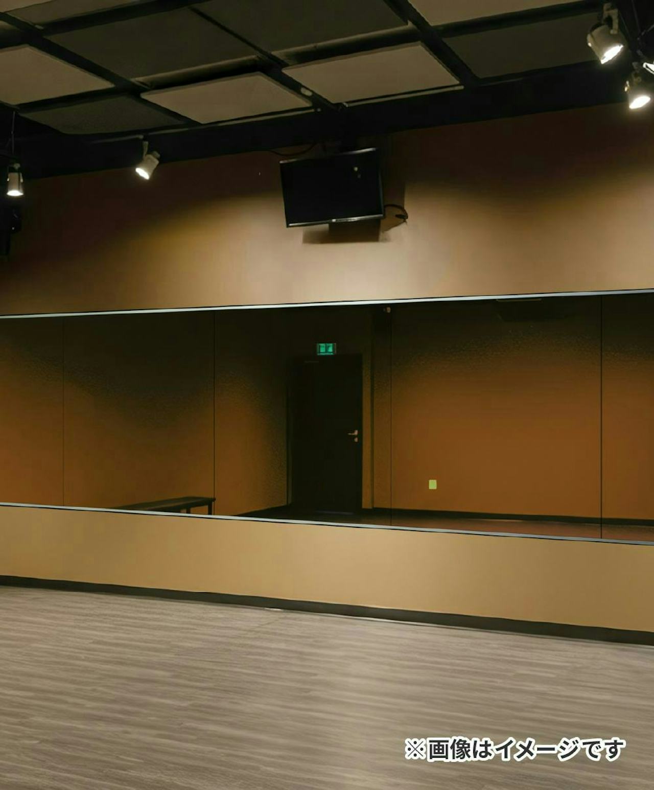 ダンスフロアの壁一面に「鏡の施工・交換の全国出張サービス」で全身鏡を施工した事例