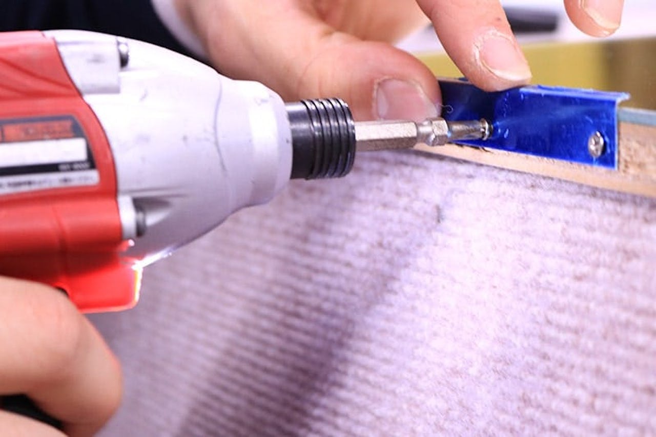 青い金物を取り付け