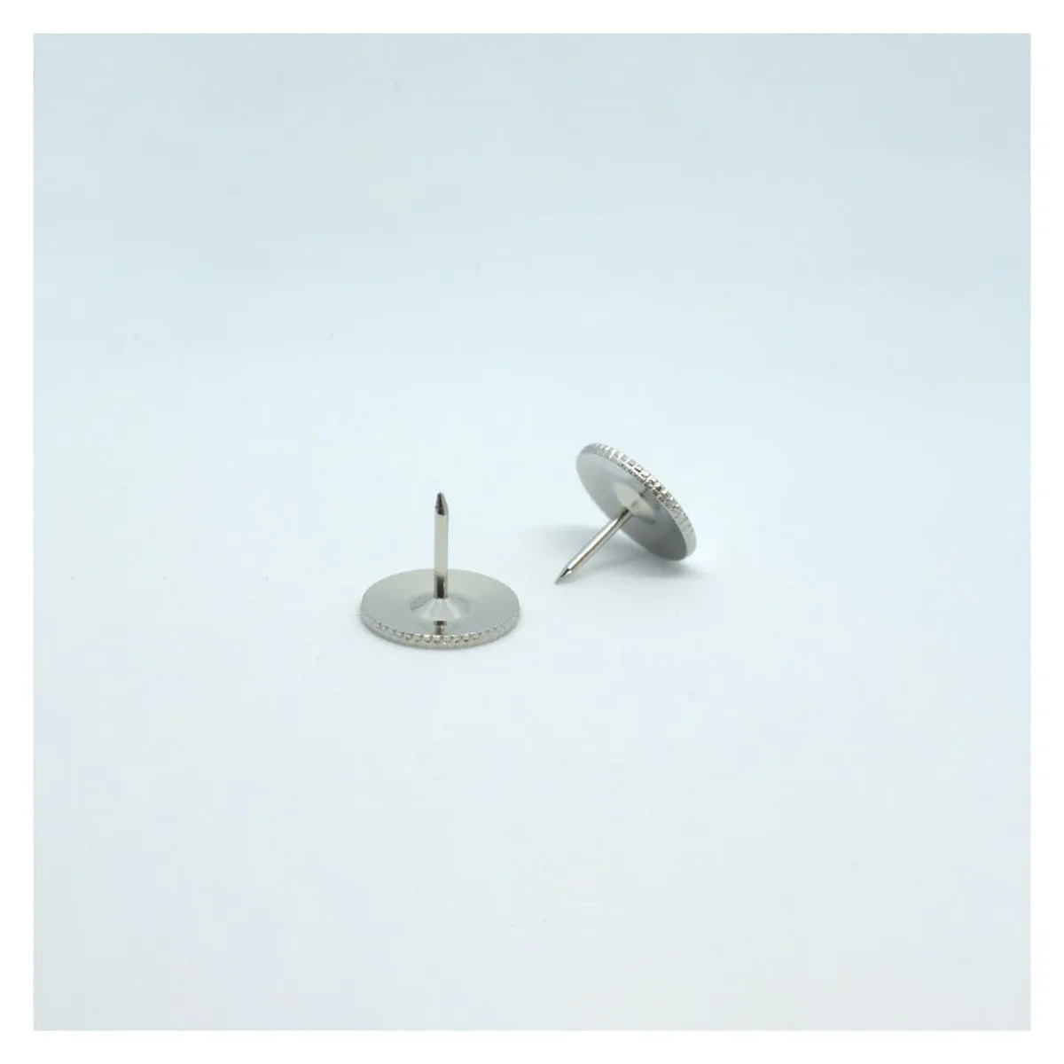 鏡を設置したい壁に画鋲を刺して、白くなっていれば石膏ボードの下地だとわかる