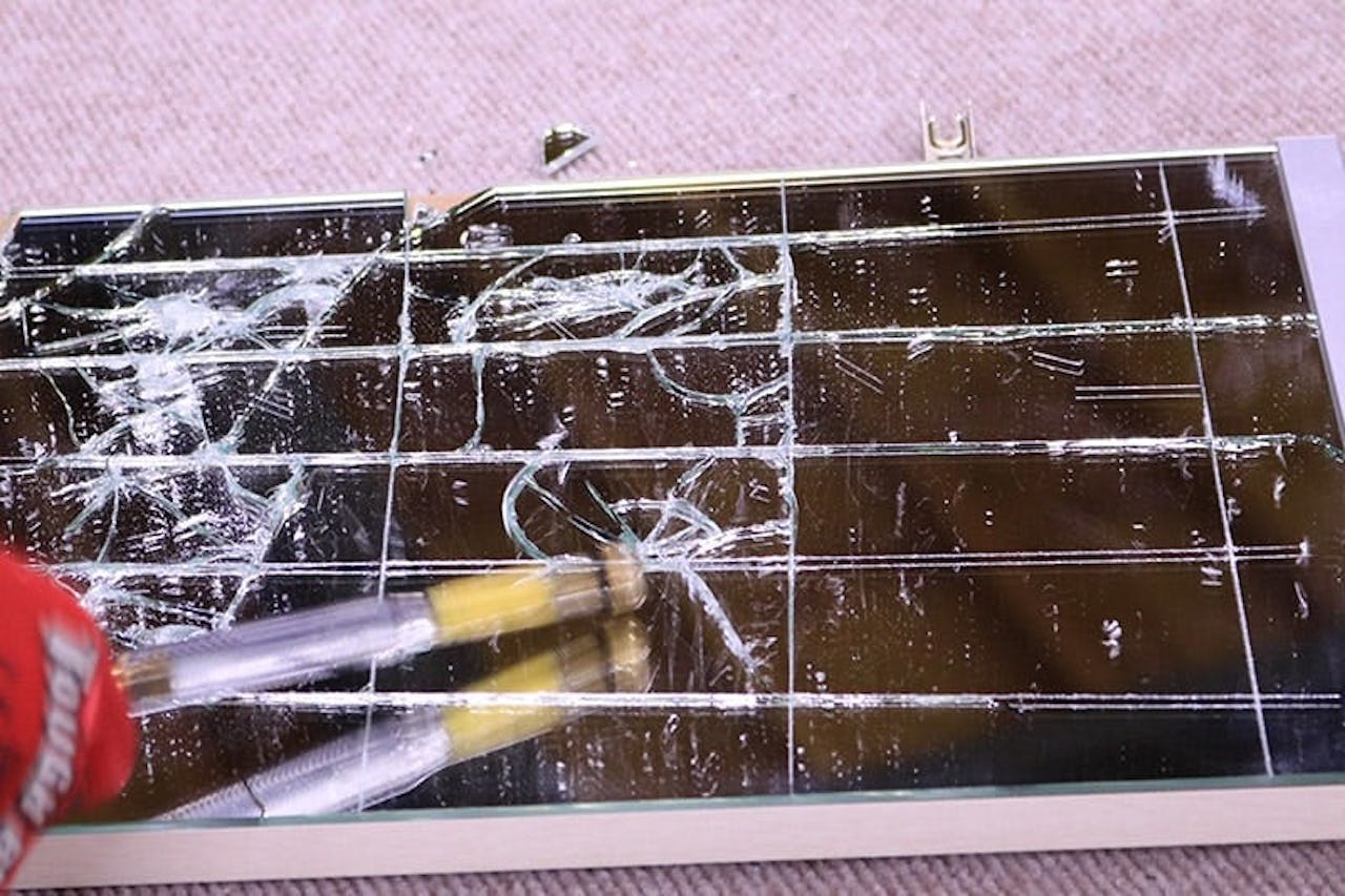 鏡を叩いて割る