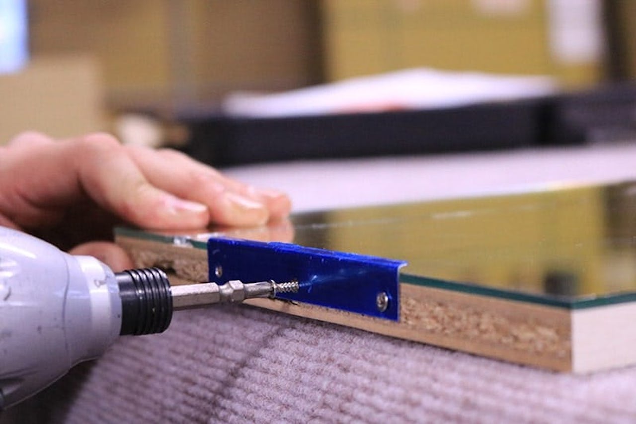 青い金物を取り外す