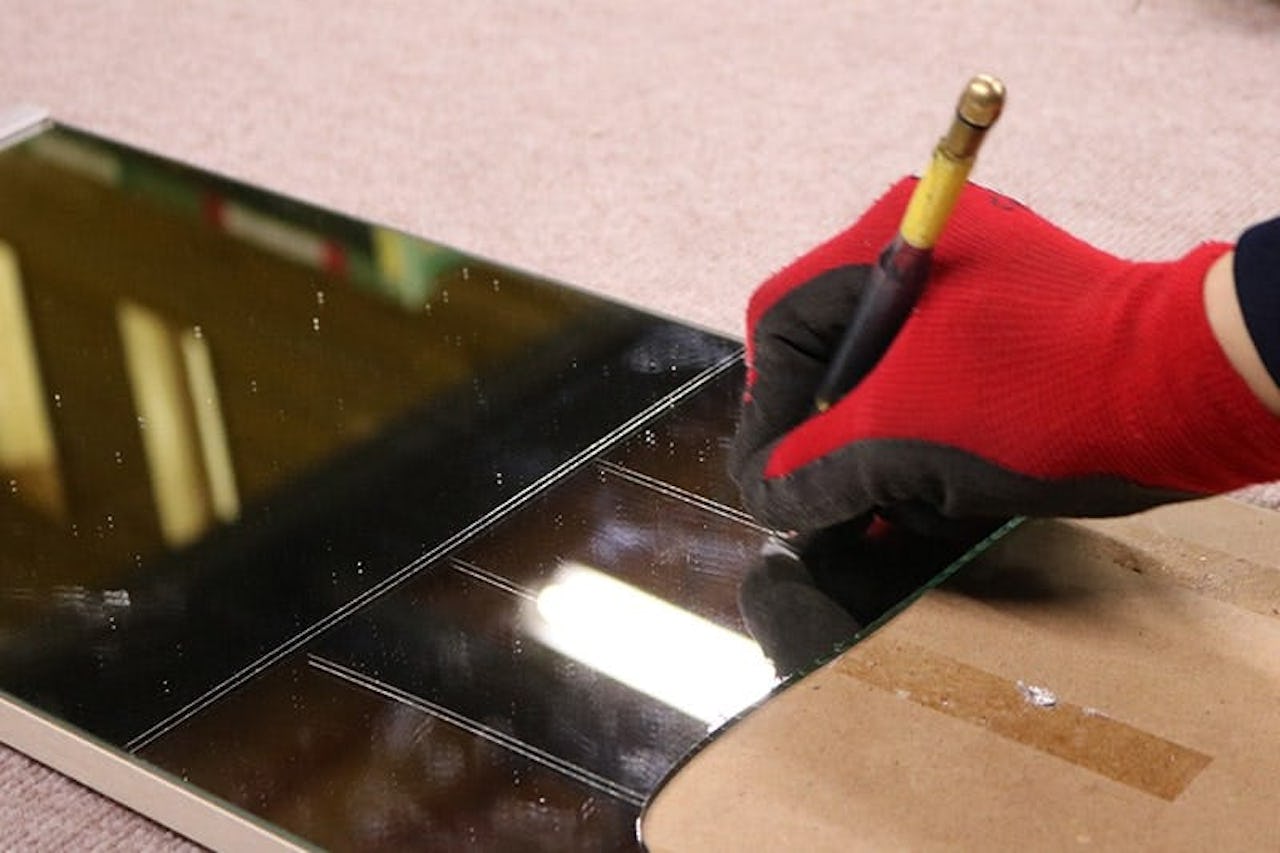 鏡に傷を付ける