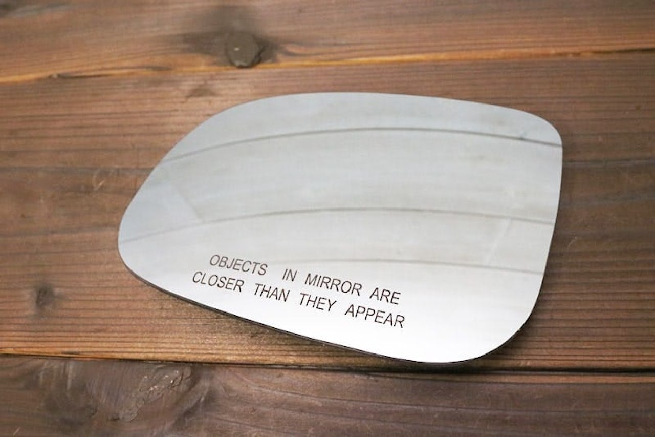 サイドミラーにエッチング加工を施した事例(6)