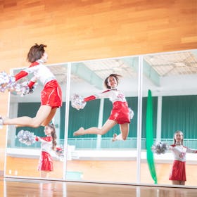ダンス部の練習にフィルムミラーが使用された事例(1)／学校に必要な部活動・体育館用の鏡