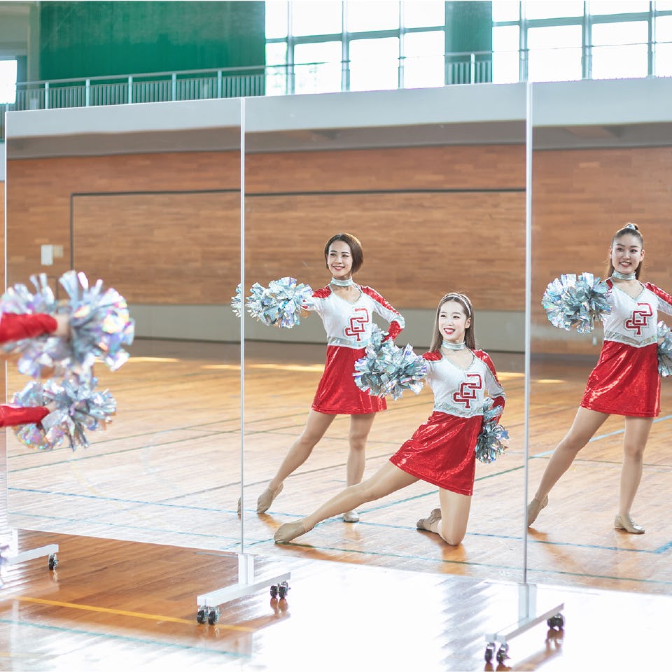ダンス部など部活動の練習に移動式スポーツミラーが使用された事例(1)／学校に必要な部活動・体育館用の鏡