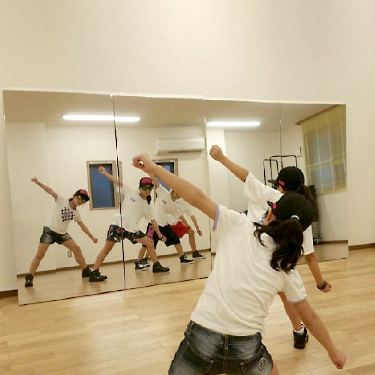 ダンススタジオの鏡に、大きな姿見を複数枚並べた事例(2)