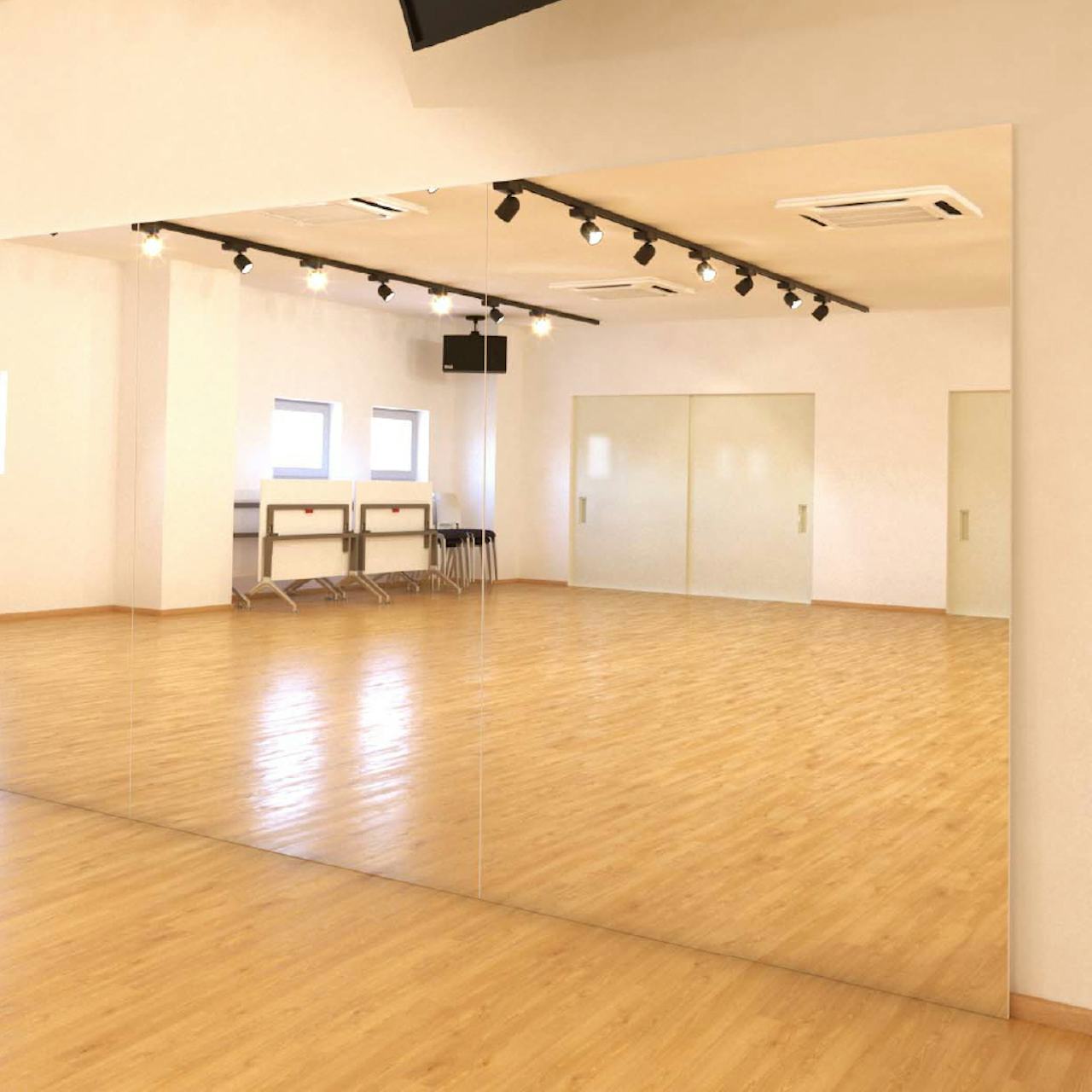 ダンススタジオに、床置きタイプの姿見を使用した事例