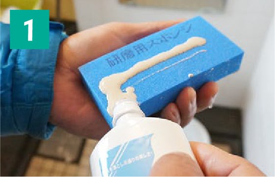 「かがみ美人」を使って鏡のウロコを取る方法①スポンジにミラークリーナーを塗る