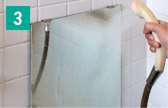 「かがみ美人」を使って鏡のウロコを取る方法③クリーナーを水で流す