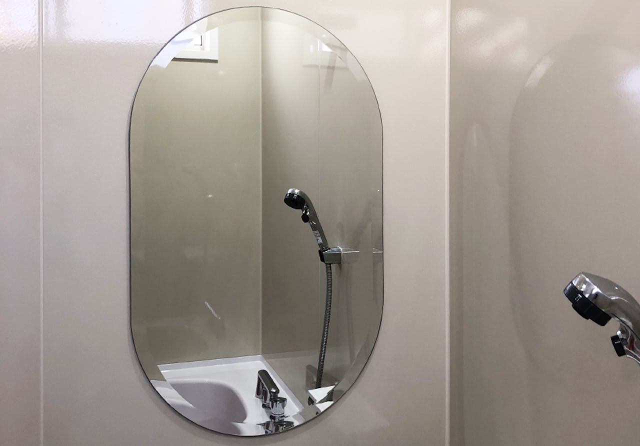 浴室の鏡の縁に広幅面取り加工を施した事例