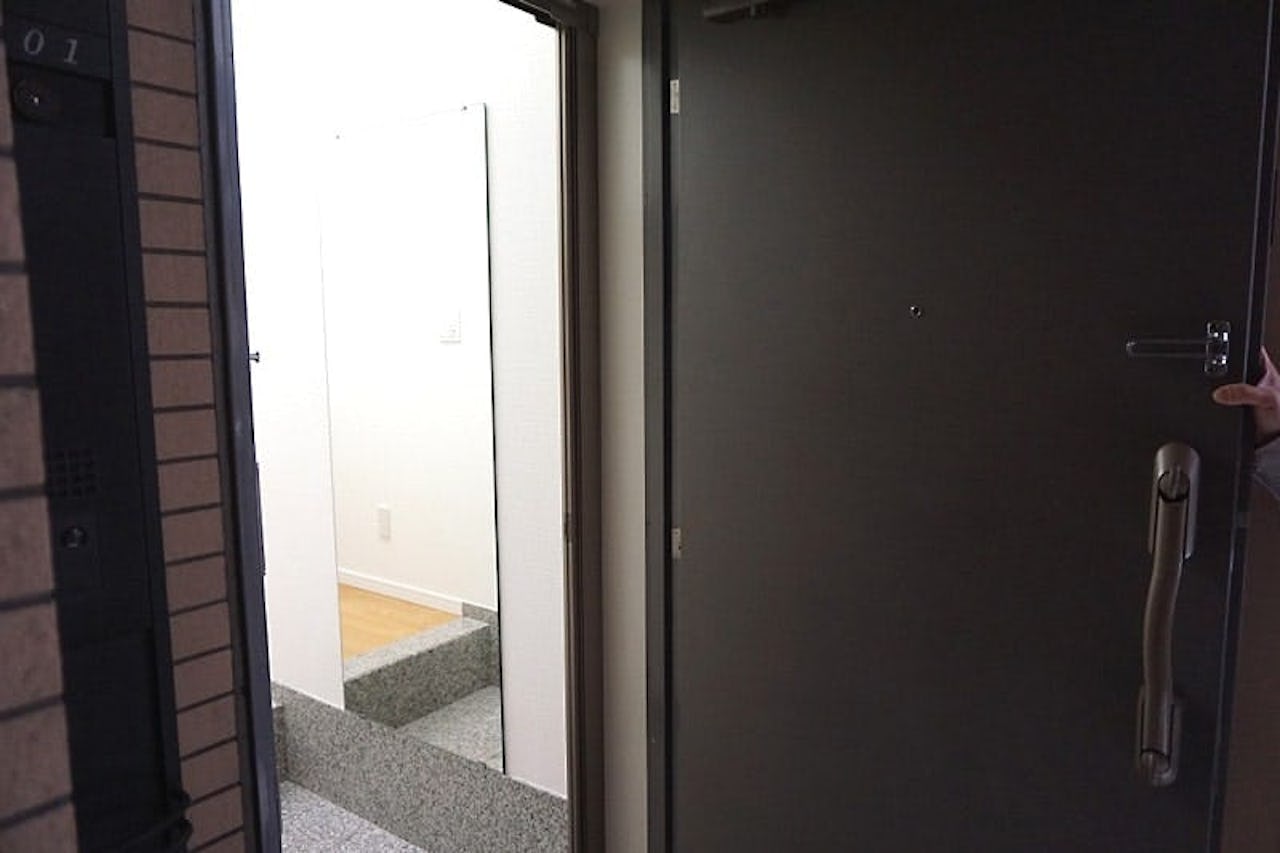 マンションの玄関姿見に使用した「規格ミラー」(1)