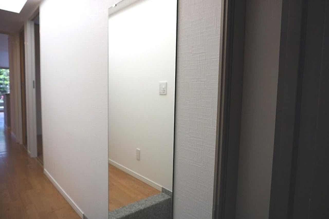 マンションの玄関姿見に使用した「規格ミラー」(2)