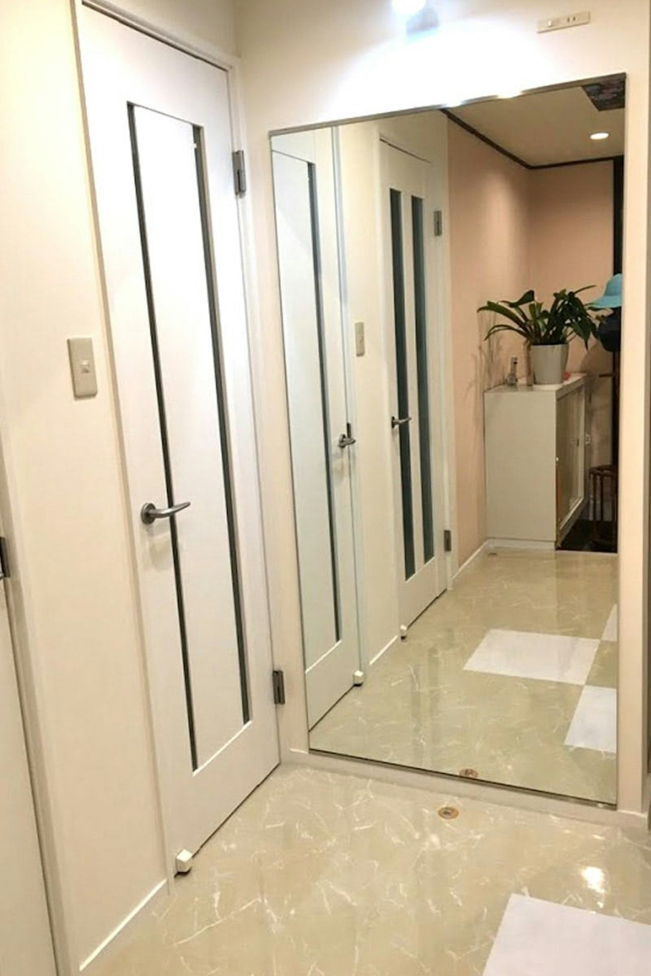 玄関フロアの姿見に「規格ミラー5ミリ」を設置したT様の事例(1)