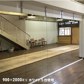 壁ミラー つっぱりタイプ(つっぱりミラー) - 使用事例：ダンス教室に