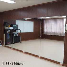 厚板ミラー(厚い鏡) - 使用事例:スタジオの鏡に