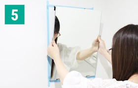 顔・上半身を映す姿見ミラー - 取付方法／⑤鏡を貼りつける