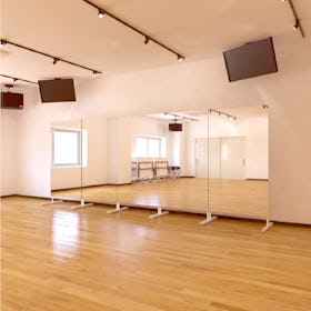 ダンス用 自立ミラー - 使用事例：ダンススタジオの鏡に