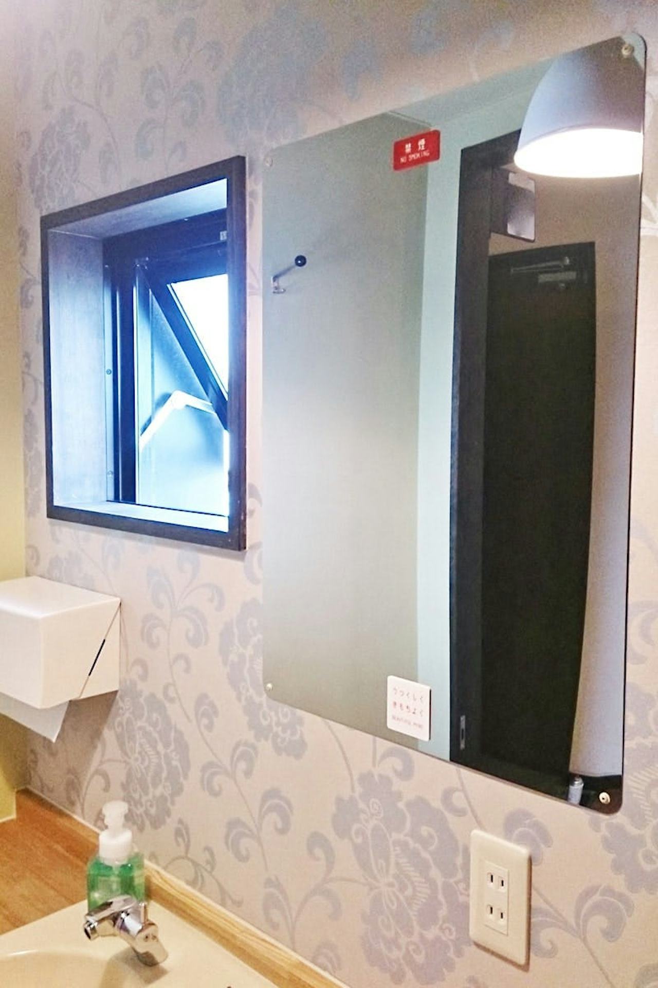 トイレに設置された「ステンレスミラー」(1)